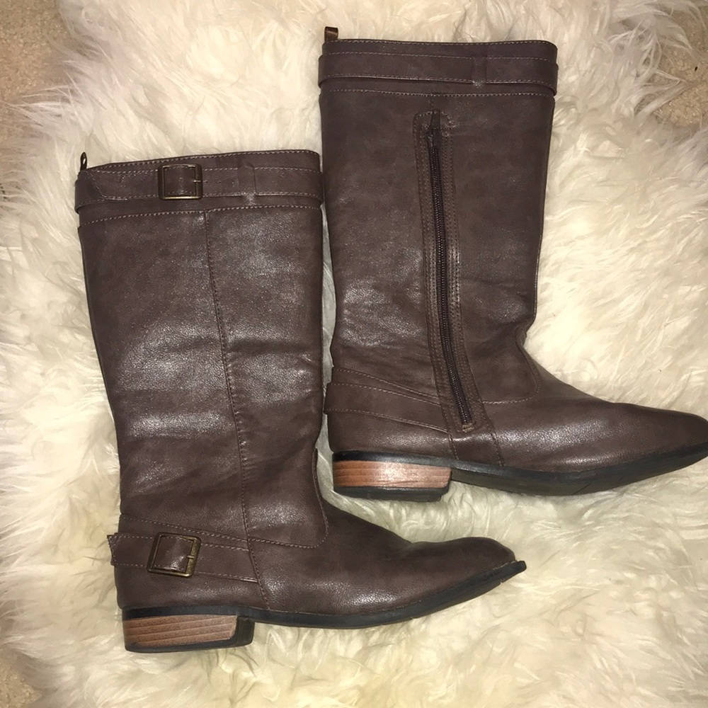 Women’s brown boots.